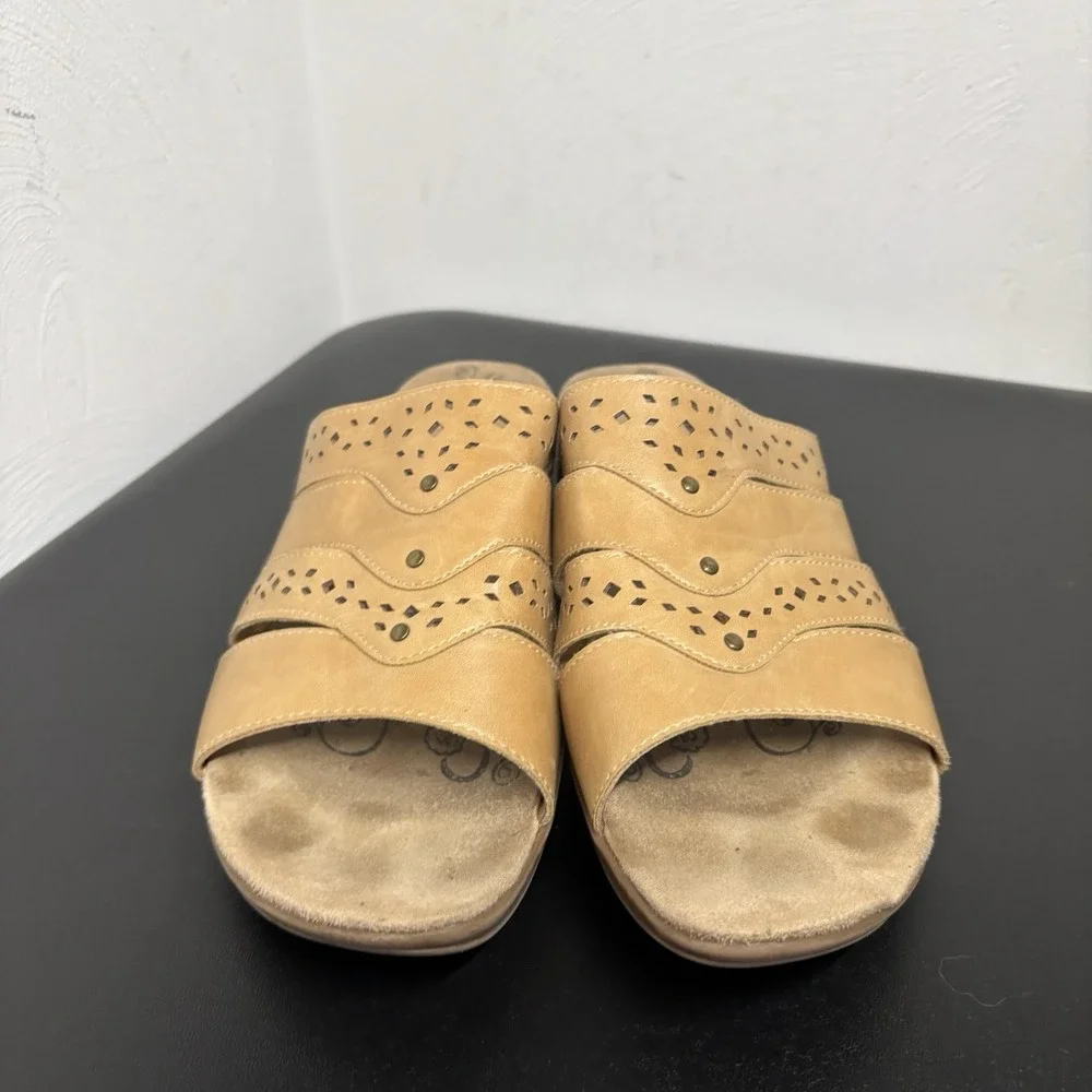 Baretraps Women's Jacalyn Tan Wedge‎ Sandals Size 8W Casual Slip On Shoes